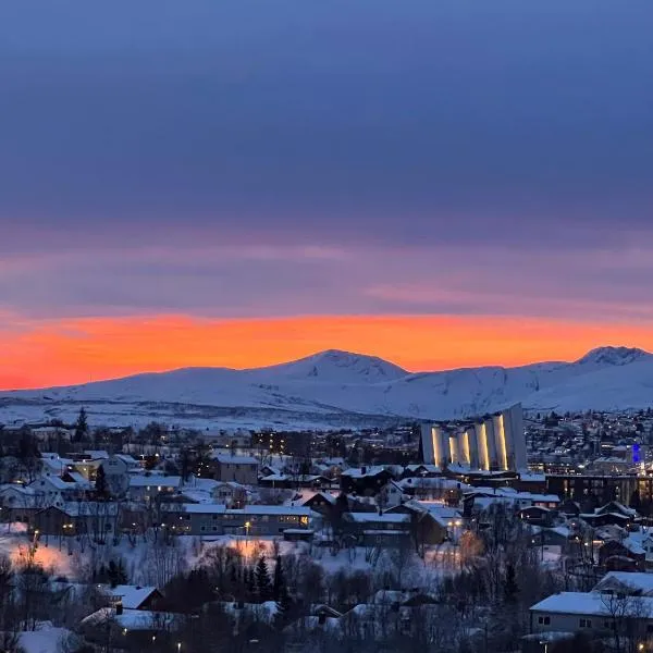 Large house with spectacular view, hotel in Tromsø