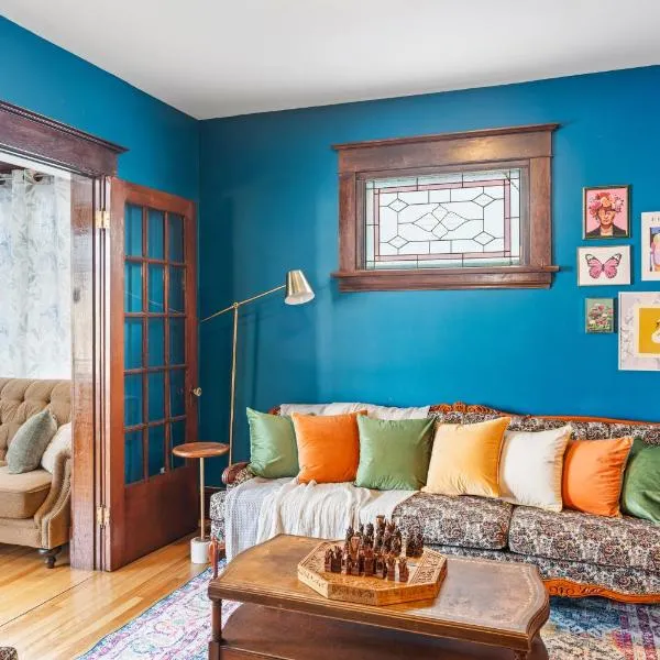 Beautiful Victorian Home Located Downtown Moncton, hotel v destinaci Moncton