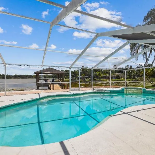 Lake House Westchase area. Heated Pool Waterfront!, hotel in Oldsmar