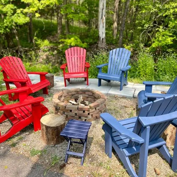 SKI Bike, Hike & Golf Townhouse w/ Hot tub, hotel v destinaci Ellicottville