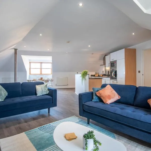 Viesnīca The Loft - Spacious Luxury 2 bed 2 bath with FREE Secure Parking and tube close by Londonā