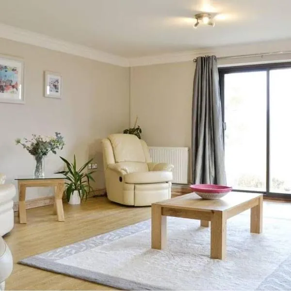 Spacious bungalow with estuary views near Llansteffan, hotel i Carmarthen