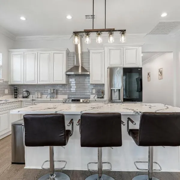 New 4 Bed luxury house w/Private Heated Pool, hotel in New Orleans