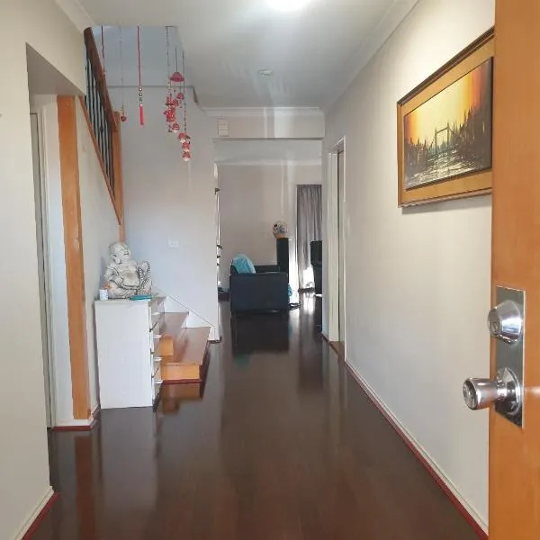 Werribee South에 위치한 호텔 Private room with shared bathroom in Point Cook
