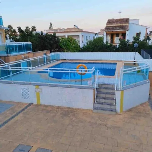 Duplex con piscina comunitaria, hotel din Oliva