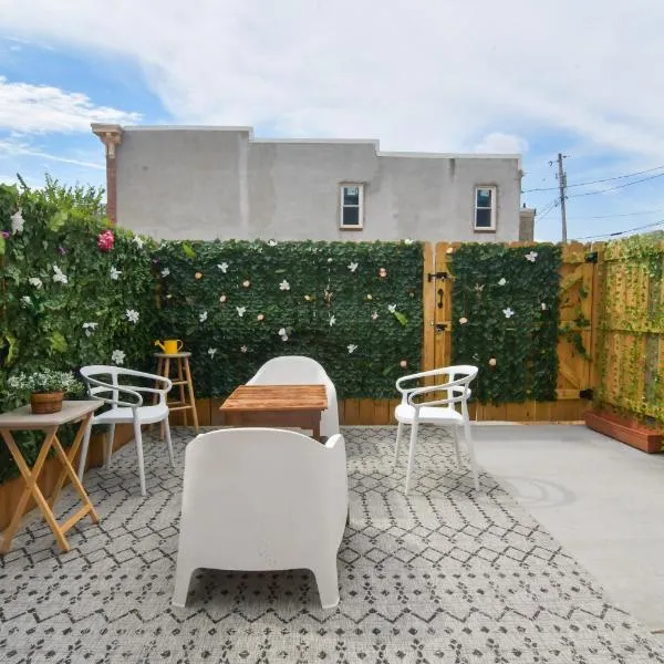 Beautiful Home w/ Rooftop Deck Within A 5 Mintue Walk To Johns Hopkins Hospital, hotel v destinaci Baltimore