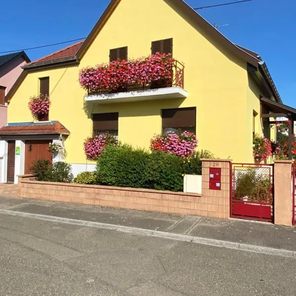 ALSACE Gite Climatisé jardin garage motos vélos près Colmar Eguisheim, hotel in Oberhergheim