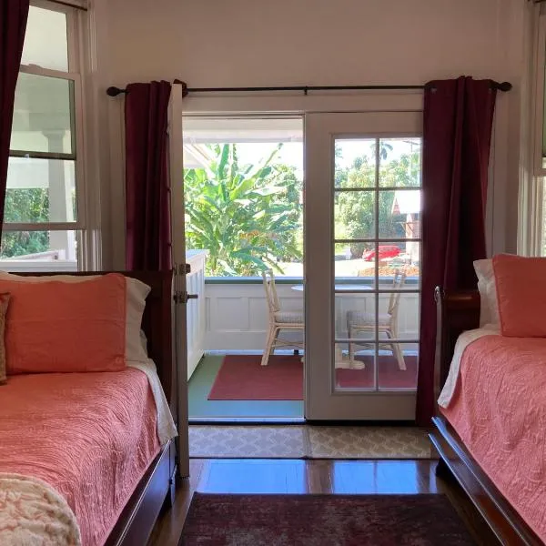 Hilo Bay Oceanfront Bed and Breakfast, hotel en Hilo