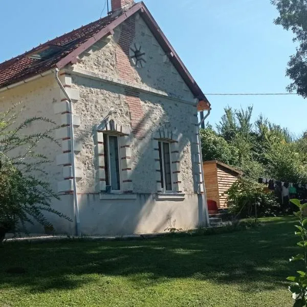 Maison au bord d'un ruisseau, hotel in Pontigné