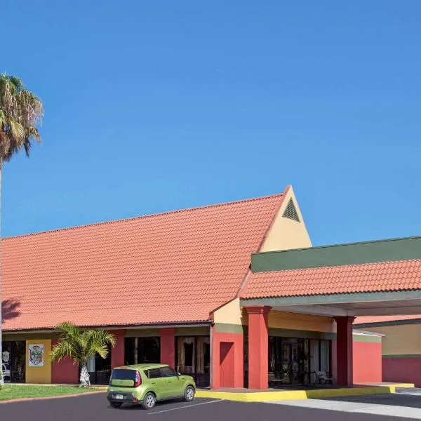 Days Inn by Wyndham Cocoa Cruiseport West At I-95/524, hotel en Cocoa