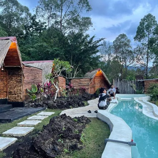 Triangular house and hot spring, hotel i Kubupenlokan