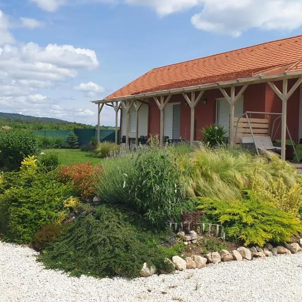 Búzavirág Apartmanház, hotel in Balatonakali