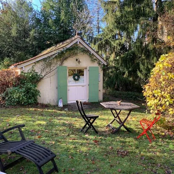 Maisonnette en clairière de forêt, готель у місті Garancières