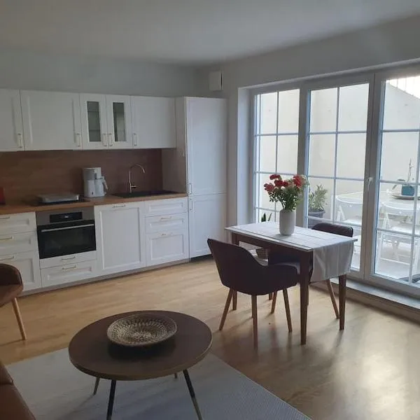 Helle 3 Zimmer Souterrainwohnung in einem Neubau-Villa, hotel v Mnichově