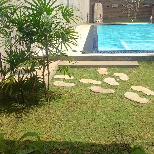 Ocean View at Negombo beach area with pool garden, hôtel à Negombo