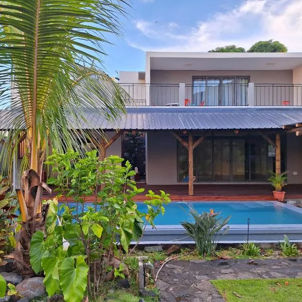 Three bedrooms House on first floor and access to swimming pool, Hotel in Roches Brunes