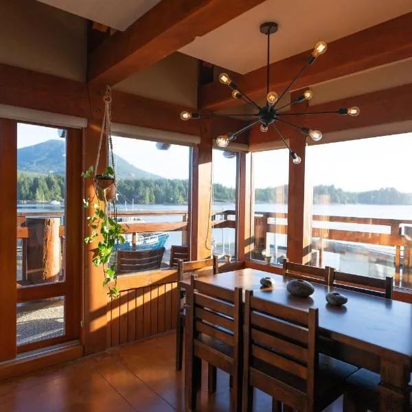 Waterfront Condo in Ucluelet, hotel v destinaci Ucluelet