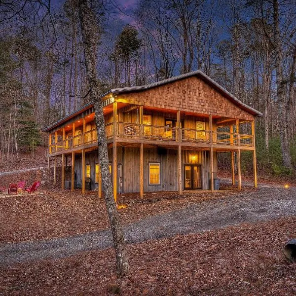 Relaxing, Modern Cabin w/ Hot Tub and Game Room, hotel in Ellijay