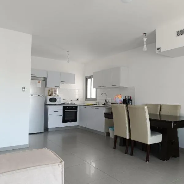 Lovely room at Benny's apartment, hotel in Netivot
