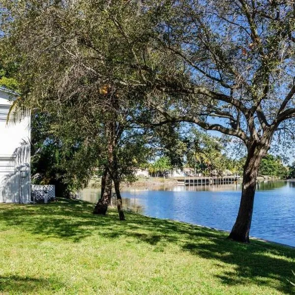 Stylish - Water View Condo - Palm Wave Says – hotel w mieście Coconut Creek