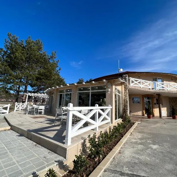 Garni hotel Oblačinsko jezero, hotel v destinaci Oblačina