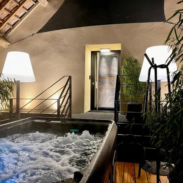 Le Studio des Prés Verts Suite Design avec Jacuzzi Privatif, hotel v destinácii Jouey