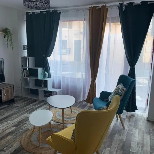 Appartement avec cours: Gien şehrinde bir otel