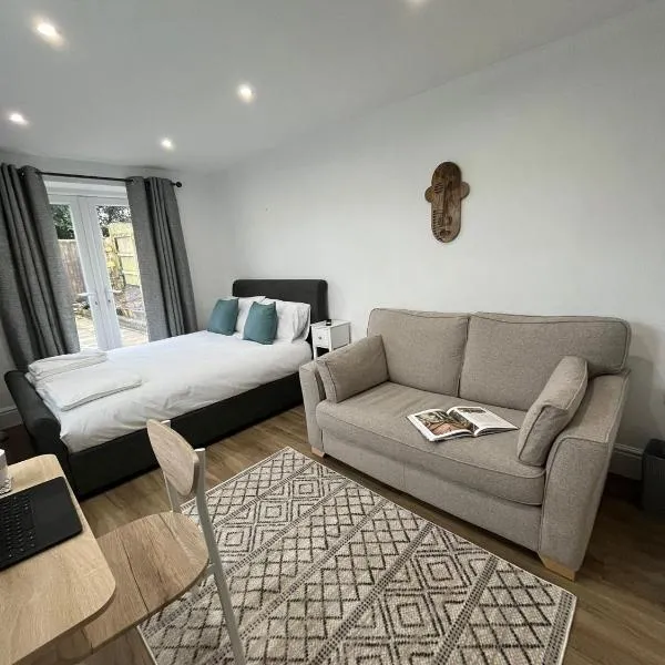 Swan Lake Lodge & free parking, hotel i Cardiff