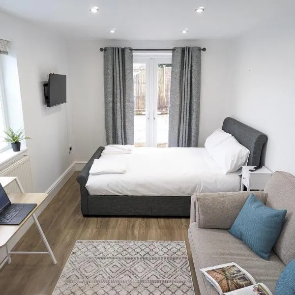 Swan Lake Lodge & free parking, hotel v destinaci Cardiff