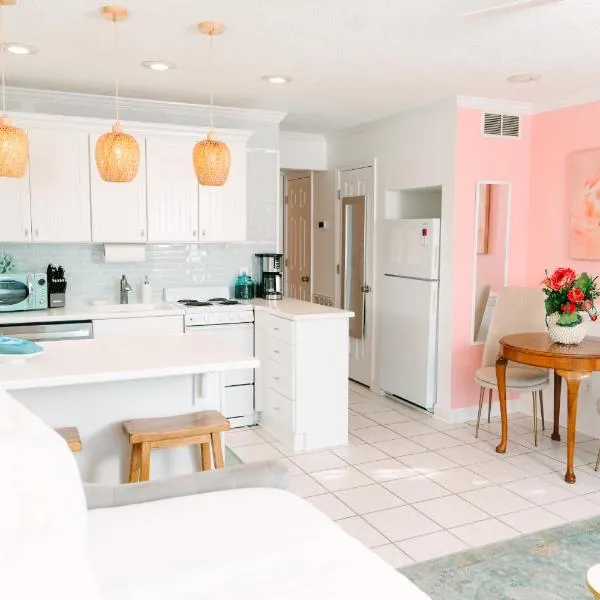 Private Balcony - Beach - Pool and Pickleball, hotel u gradu Tajbi Ajland