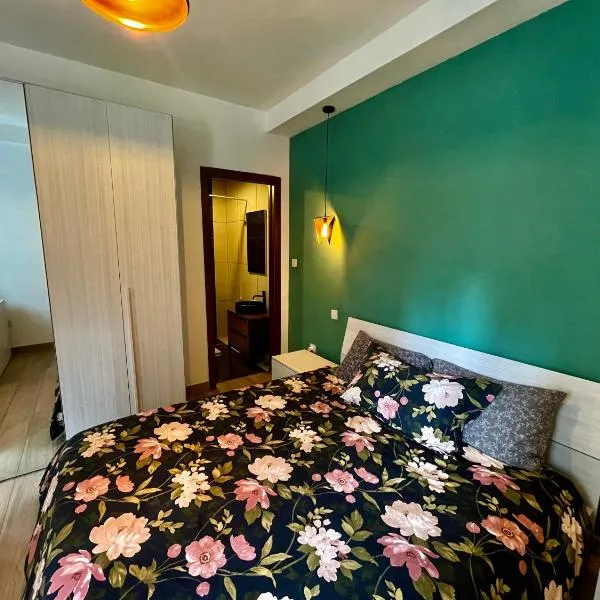 Airport Accommodation Deluxe Bedroom and Private Bathroom near Airport Self Check In and Self Check Out, hotel en Mqabba