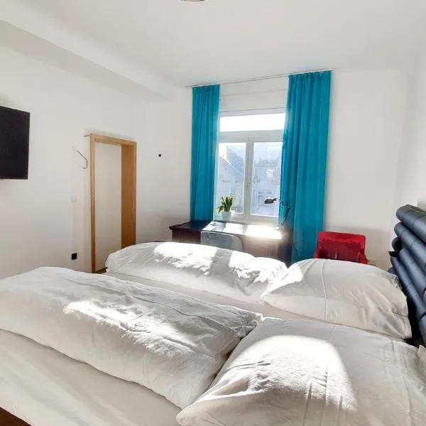 Helles Zimmer mit Kingsize-Bett, hotel v destinaci Mannheim