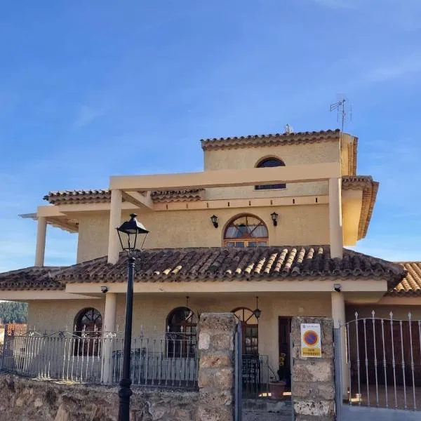 Villa los Dulces-Piscina Privada, hotel en Letur