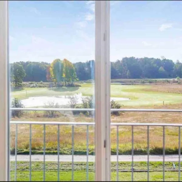 Vackert boende med utsikt över fantastisk golfbana, hotel v destinaci Brokind