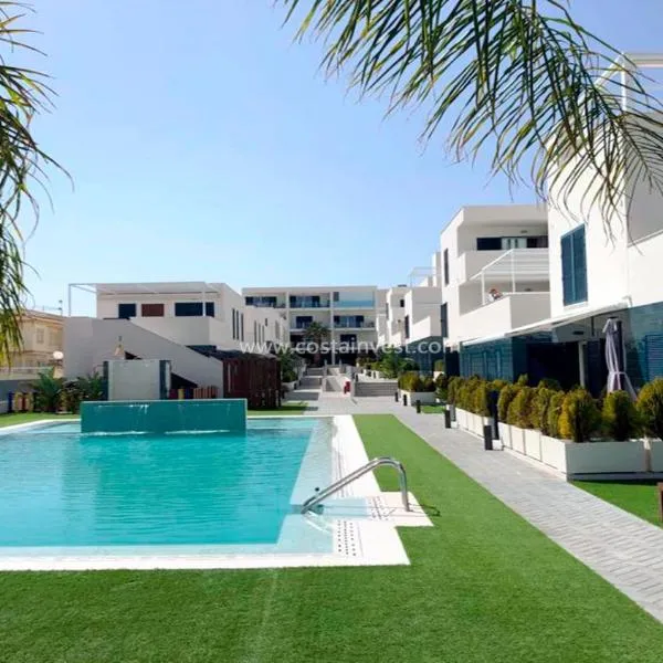 Palmview Poolside Heaven in Turquesa del Mar, hotel v destinaci Orihuela
