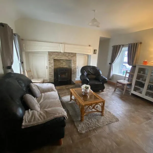 Cheerful 3 bedroom country farm house, hotel v destinaci Ennis