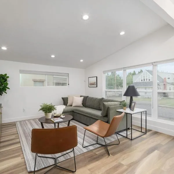 Updated 2BR 1BA Flat Steps from 25th Street Fun, hotel in Ogden