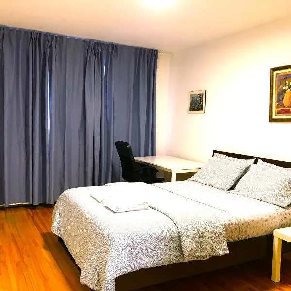 Big Private Room MidMontreal next to station metro - Parking free, hotel v Montrealu