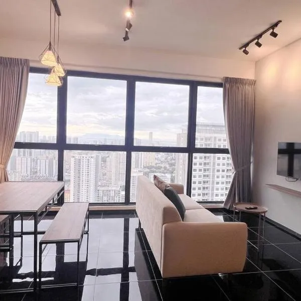 Urban Suites with Spectacular High Floor View #3BR #03, хотел в Jelutong