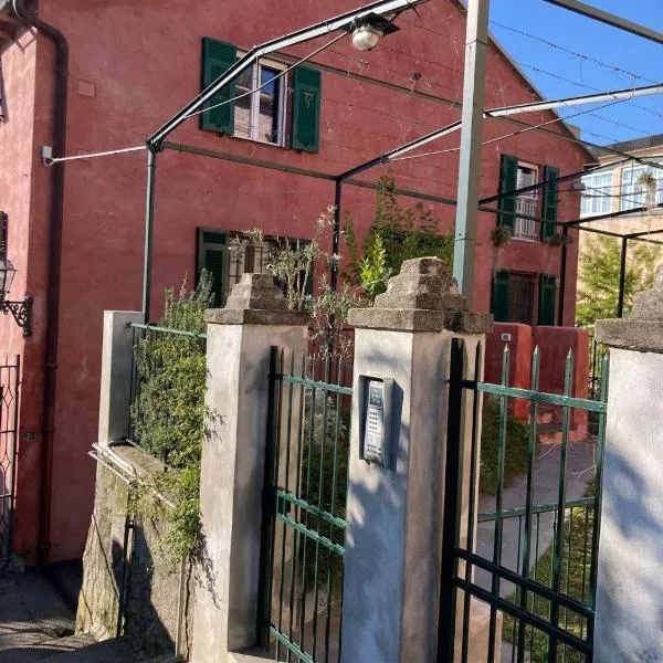 IL PERGOLATO con parcheggio privato, hotel in Genova