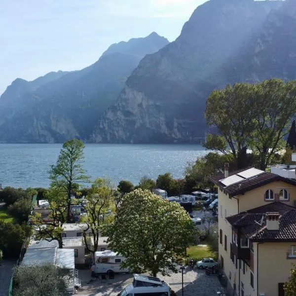 Al Lago Camping & Rooms, hotel a Riva del Garda