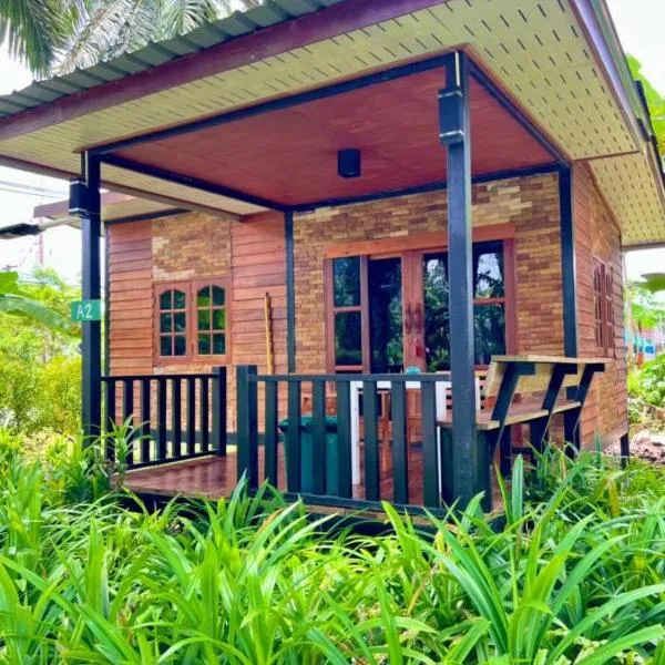 Lay Back Villa Wooden House AC Hot shower High Speed Internet, hotel en Krabi