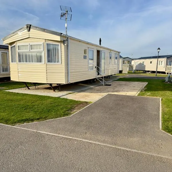 Lovely caravan at Martello Beach Holiday Park Sv14, hotel in Jaywick Sands