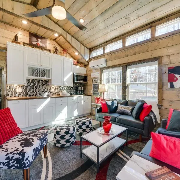 Pet-Friendly Broken Bow Cabin: Hot Tub & Fireplace, hotel in Broken Bow