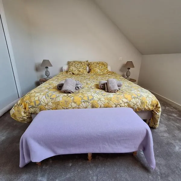 La chambre Mademoiselle Causeuse, hotel in Malville