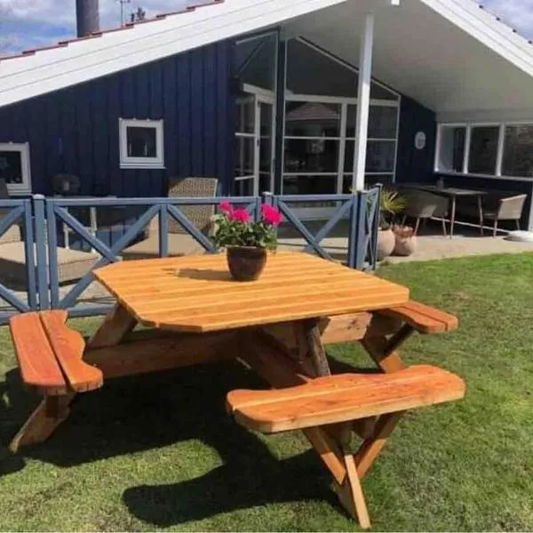 Lækkert sommerhus i gåafstand til by og strand, hotel v destinaci Bøtø By