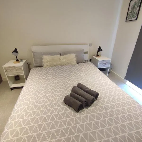 Luxe High rise Apartment with beautiful views & free parking，Woolwich的飯店