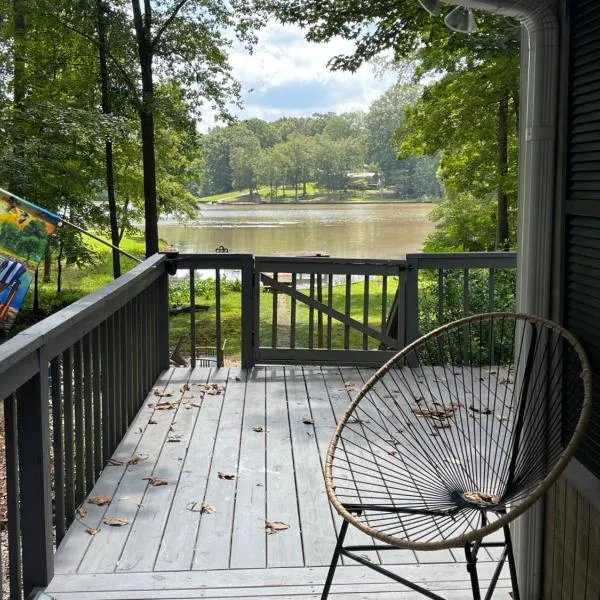 Waterfront Luxury on Lake Sinclair with Wraparound Deck,and Fireplace, hotel v destinaci Eatonton