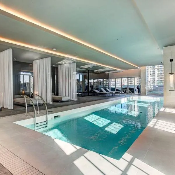 Luxury Downtown Escape Pool & Free Parking, hotelli Montrealissa