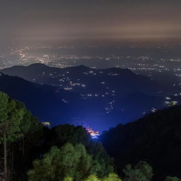Vansathli I Near Mall Road Kasauli I Open Garden & Rooftop I by Humble stay villa, khách sạn ở Kasauli